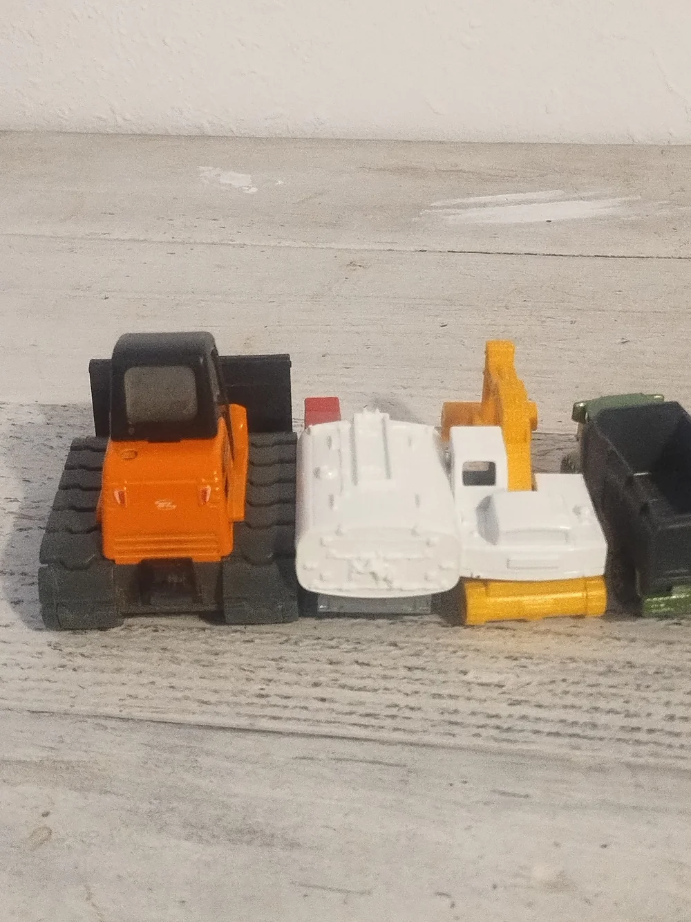 Lot 4 vehicles construction 3 matchbox diecast metal and plastic/1 maistoplstic